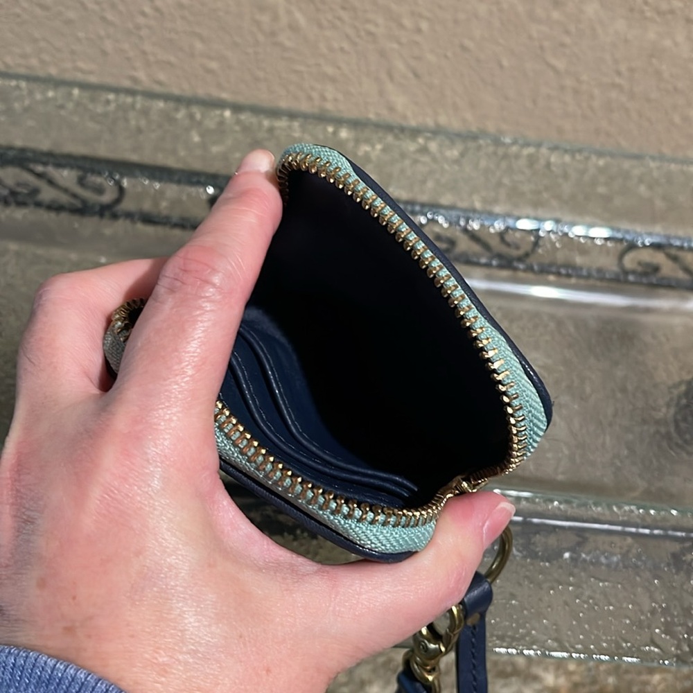 Fossil wristlet, phone holder, and credit cards - Picture 2 of 5